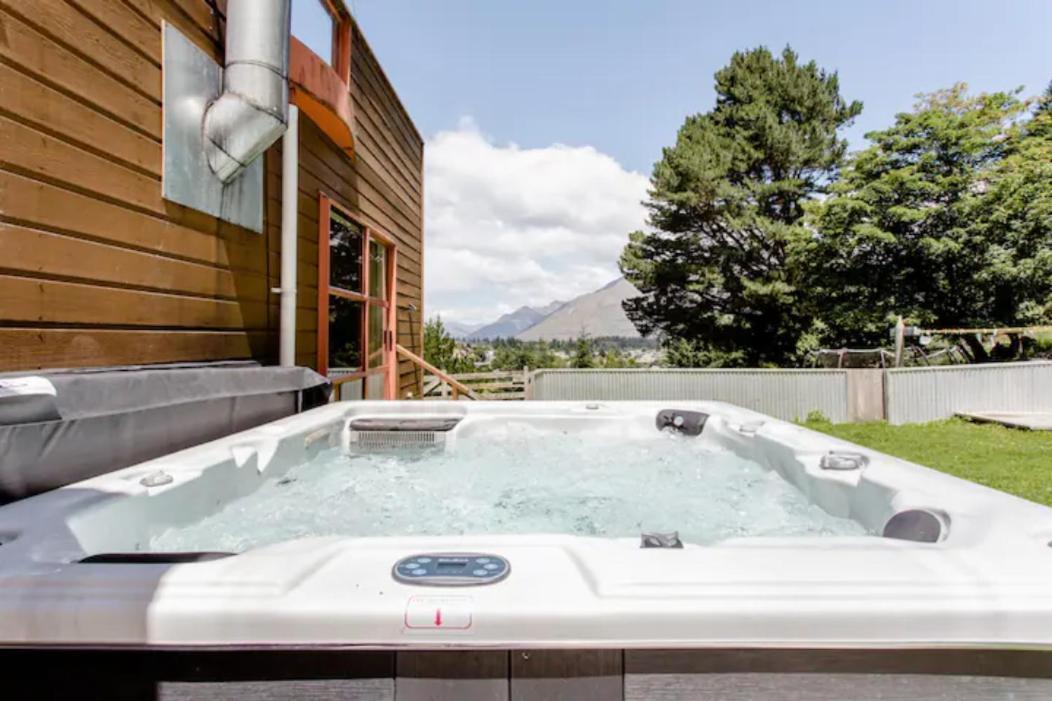 Hot Tub And Views Over Central Queenstown - Entire Holiday House Exterior photo