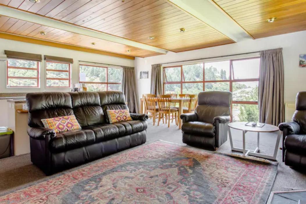 Hot Tub And Views Over Central Queenstown - Entire Holiday House Exterior photo