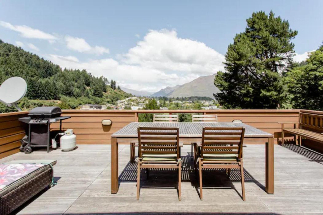 Hot Tub And Views Over Central Queenstown - Entire Holiday House Exterior photo