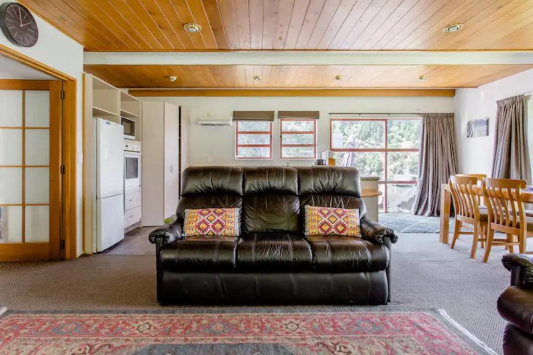Hot Tub And Views Over Central Queenstown - Entire Holiday House Exterior photo