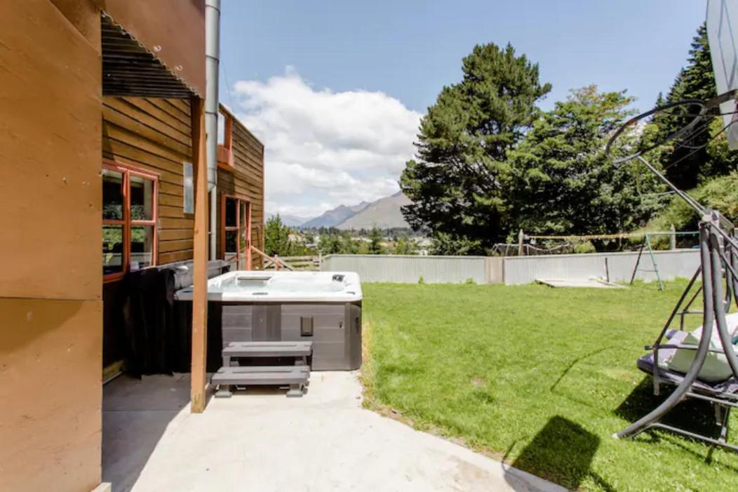 Hot Tub And Views Over Central Queenstown - Entire Holiday House Exterior photo